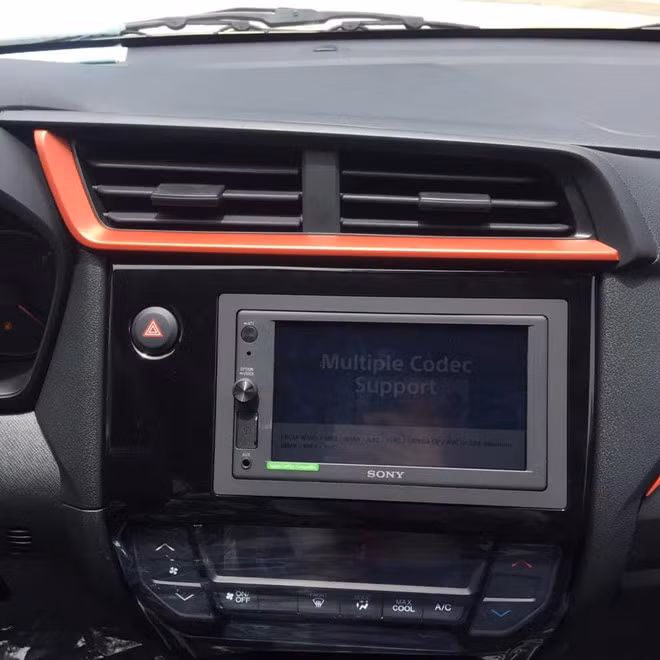 Honda Brio trang bị duy nhất động cơ 1.2L, SOHC, công suất 89 mã lực tại 6.000 vòng/phút và mô-men xoắn 110 Nm tại 4.800 vòng/phút. Hộp số tự động vô cấp. Bản RS có tính năng chống trộm và khoá cửa tự động.