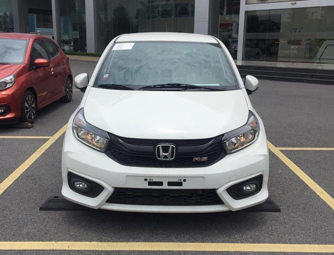 Mức giá Honda Brio mới này được cho là khá tốt, đặc biệt khi sử dụng hộp số vô cấp. Kia Morning AT có giá thấp nhất 355 triệu, Toyota Wigo AT giá 405 triệu và Hyundai Grand i10 AT có giá 380 triệu đồng, VinFast Fadil đang được ưu đãi có giá từ 395 triệu đồng.