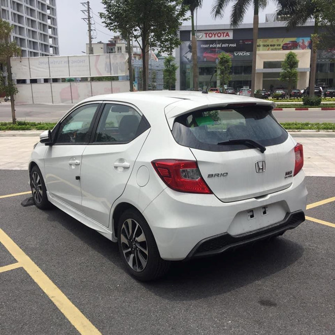Sự xuất hiện của mẫu xe cỡ nhỏ Honda Brio khiến phân khúc hatchback hạng A thêm sôi động. Mẫu xe này sẽ cạnh tranh với Hyundai Grand i10, Kia Morning, Toyota Wigo, Suzuki Celerio và VinFast Fadil. Honda Brio được nhập khẩu từ Indonesia.