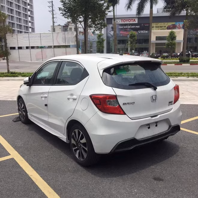 Sự xuất hiện của mẫu xe cỡ nhỏ Honda Brio khiến phân khúc hatchback hạng A thêm sôi động. Mẫu xe này sẽ cạnh tranh với Hyundai Grand i10, Kia Morning, Toyota Wigo, Suzuki Celerio và VinFast Fadil. Honda Brio được nhập khẩu từ Indonesia.