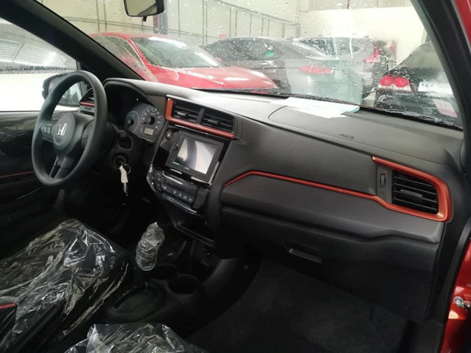 Bên trong nội thất, Honda Brio có ghế bọc nỉ, chỉnh cơ. Bản RS có màn hình giải trí 6,1 inch của Sony. Hệ thống âm thanh 4 loa trên bản G và 6 loa trên RS.