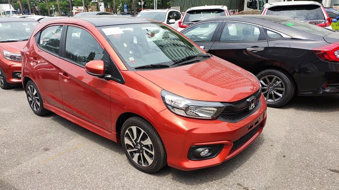 Tại thị trường Việt Nam, Honda Brio có 3 phiên bản gồm G, RS và RS 2 tông màu. Bản RS và RS 2 tông màu có mặt ca-lăng đen cùng logo RS đỏ, mâm xe 15 inch phay xước, cột B màu đen và có cánh gió đuôi. Hệ thống chiếu sáng của cả 3 phiên bản đều ở dạng halogen. Bản Brio G có gương chỉnh điện trong khi bản RS có thêm chức năng gập điện.