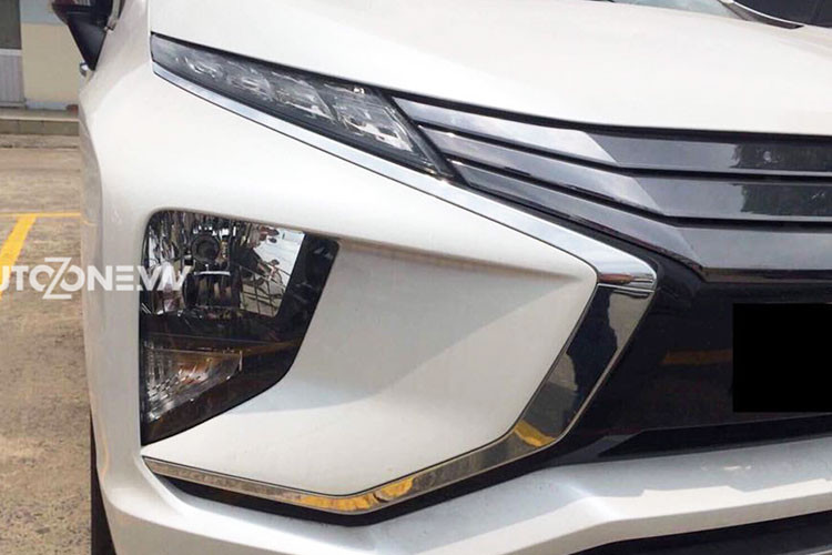 Về mặt thiết kế, hãng xe ôtô Mitsubishi đã mạnh dạn đưa rất nhiều những thiết kế mang phong cách tương lai áp dụng vào đứa con cưng của mình. Cụ thể, phần đầu của xe có thiết kế theo ngôn ngữ Dynamic Shield của Mitsubishi tương tự Pajero Sport hay Outlander.