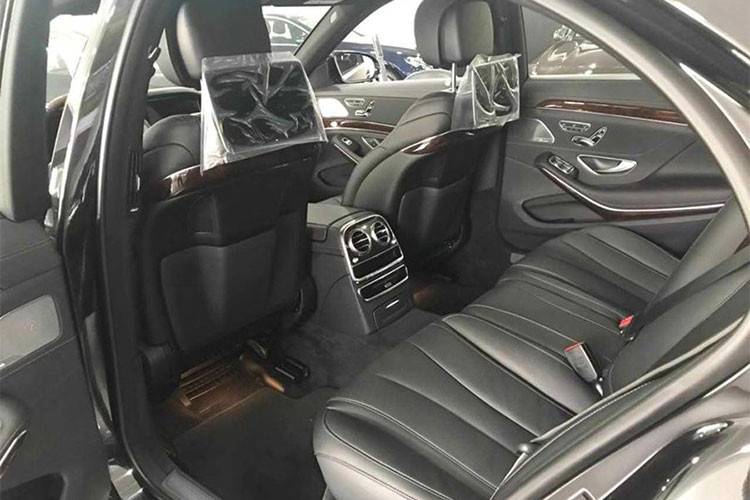 Mercedes S450L Luxury mới sử dụng khối động cơ V6 tăng áp kép mới, công suất 367 mã lực, mô-men xoắn cực đại 500 Nm, đi kèm hộp số tự động 9 cấp 9G-TRONIC. Xe có khả năng tăng tốc từ 0-100km/h trong vòng 5,4 giây với 4 chế độ lái “Comfort”, “ECO”, “Sport” và “Individual”.