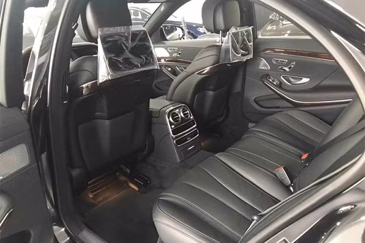 Mercedes S450L Luxury mới sử dụng khối động cơ V6 tăng áp kép mới, công suất 367 mã lực, mô-men xoắn cực đại 500 Nm, đi kèm hộp số tự động 9 cấp 9G-TRONIC. Xe có khả năng tăng tốc từ 0-100km/h trong vòng 5,4 giây với 4 chế độ lái “Comfort”, “ECO”, “Sport” và “Individual”.
