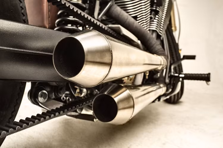 Truyền động của xe được sử dụng bằng loại dây đai, đi kèm bên cạnh nó cặp ống xả hình đầu đạn được mạ bóng loáng.