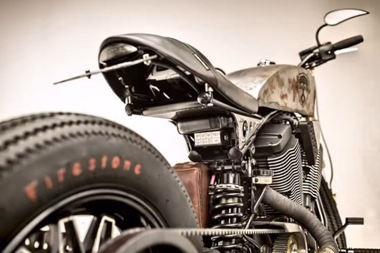 Phần chắn bùn trước và sau đã được loại bỏ hoàn toàn nhằm tăng tính khỏe khoắn cho chiếc xe. Ngoài ra xe được trang bị yên xe đạng solo, phuộc sau dạng mono shock.