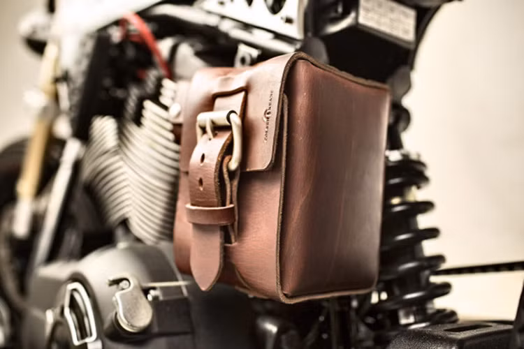 Mang phong cách bụi mặm của một dân chơi miền viễn Tây, một túi da đựng đồ được thiết kế kiểu cách, không chỉ trang trí cho xe mà còn có thể đựng được những vật dụng cơ bản.