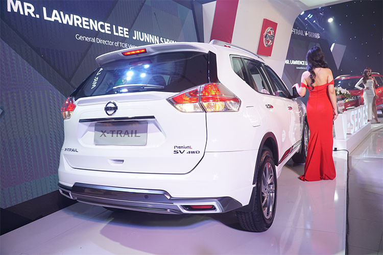 Theo thông tin công bố chính thức từ Nissan Việt Nam, mức giá bán lẻ đề xuất (đã bao gồm VAT) của Nissan X-Trail V-Series là 1,083 triệu đồng (phiên bản 2.5 SV) và 991 triệu đồng (phiên bản 2.0 SL).