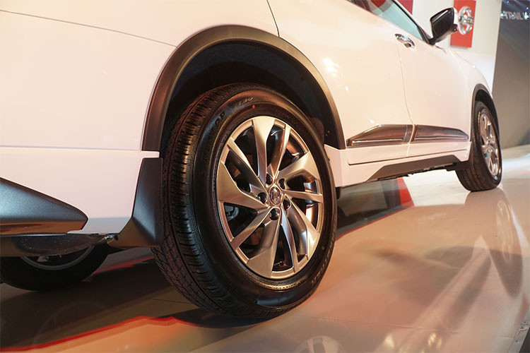 Các chi tiết ngoại thất khác của X-Trail V-Series bao gồm nẹp viền thân xe tối màu, mâm hợp kim 5 chấu kép, thân xe thiết kế khí động học... là sự kết hợp hài hòa giữa khả năng vận hành mạnh mẽ kế thừa di sản danh tiếng của Nissan trong lĩnh vực xe dẫn động 2 cầu và thiết kế hiện đại.