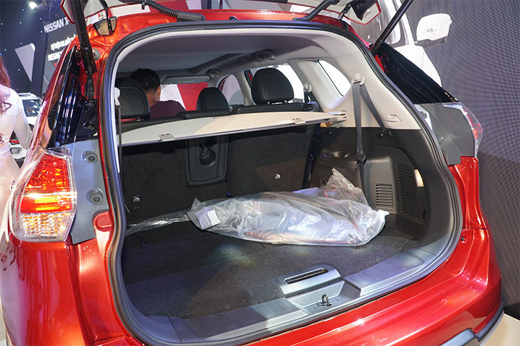 Cùng với động cơ là hệ thống điều khiển cầu điện tử thông minh 4x4-I gồm 3 chế độ: chế độ 1 cầu (2WD), chế động tự động và chế độ khóa 2 cầu (4WD) cho khả năng thích ứng tuyệt vời và cảm giác lái thú vị trên mọi cung đường - đặc biệt là khả năng chinh phục địa hình và off-road.