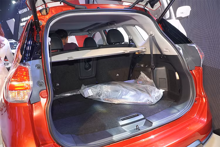 Cùng với động cơ là hệ thống điều khiển cầu điện tử thông minh 4x4-I gồm 3 chế độ: chế độ 1 cầu (2WD), chế động tự động và chế độ khóa 2 cầu (4WD) cho khả năng thích ứng tuyệt vời và cảm giác lái thú vị trên mọi cung đường - đặc biệt là khả năng chinh phục địa hình và off-road.