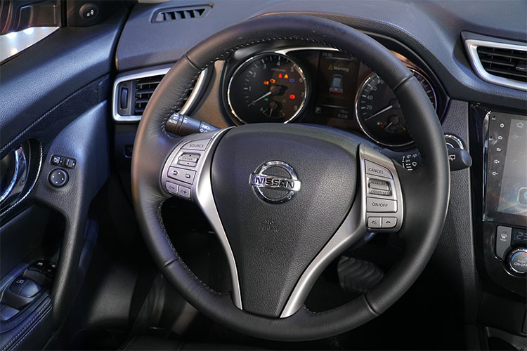 X-Trail V-Series còn được trang bị hệ thống Kiểm soát khung gầm chủ động với ba công nghệ kết hợp: Hệ thống kiểm soát lái chủ động (ARC), Hệ thống kiểm soát phanh động cơ chủ động (AEB) và Hệ thống kiểm soát vào cua chủ động (ATC). Đây là những tính năng lần đầu tiên được trang bị cho một chiếc crossover thuộc phân khúc giá bình dân, mang lại cảm giác lái mượt mà và hoàn toàn tin cậy.