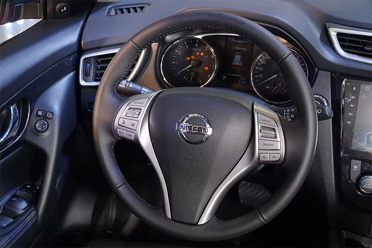 X-Trail V-Series còn được trang bị hệ thống Kiểm soát khung gầm chủ động với ba công nghệ kết hợp: Hệ thống kiểm soát lái chủ động (ARC), Hệ thống kiểm soát phanh động cơ chủ động (AEB) và Hệ thống kiểm soát vào cua chủ động (ATC). Đây là những tính năng lần đầu tiên được trang bị cho một chiếc crossover thuộc phân khúc giá bình dân, mang lại cảm giác lái mượt mà và hoàn toàn tin cậy.