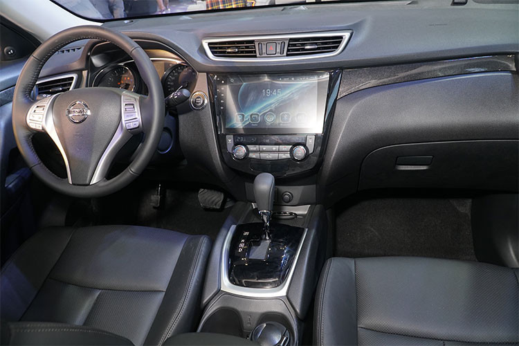 Về phần nội thất, X-Trail V-Series được nâng cấp với màn hình trung tâm AVN có kích thước lên tới 10 inch, lớn nhất phân khúc tại Việt Nam. Chưa hết, đèn báo điểm mù được tích hợp vào trụ A, ngay bên cạnh gương xe. Cảm biến này giúp tăng độ an toàn của X-Trail V-Series, nhất là trong những tình huống chuyển làn trên cao tốc hay lùi xe trong ngõ hẹp.