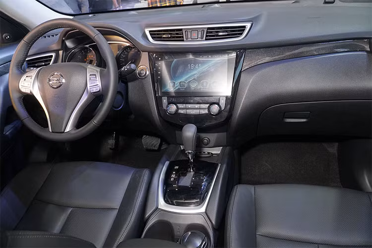 Về phần nội thất, X-Trail V-Series được nâng cấp với màn hình trung tâm AVN có kích thước lên tới 10 inch, lớn nhất phân khúc tại Việt Nam. Chưa hết, đèn báo điểm mù được tích hợp vào trụ A, ngay bên cạnh gương xe. Cảm biến này giúp tăng độ an toàn của X-Trail V-Series, nhất là trong những tình huống chuyển làn trên cao tốc hay lùi xe trong ngõ hẹp.