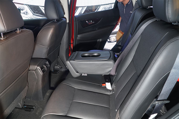 Bên cạnh đó, cửa sổ trời kép Panorama lớn nhất phân khúc SUV giúp cho người sử dụng xe có cảm giác rộng rãi và gần gũi với hơn. Ngoài ra, hệ thống camera quan sát toàn cảnh xung quanh xe trên phiên bản cao nhất 2.5 SV 4WD giúp người lái dễ dàng xác định vị trí khi đỗ xe với góc nhìn từ trên cao vô cùng tiện lợi.