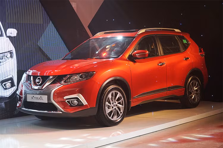 Về ngoại hình, điểm mới đáng kể nhất là thiết kế phần đầu của X-Trail V-Series được tạo hình mới, với 2 đường viền màu bạc ấn tượng đem lại sự năng động mạnh mẽ. Phần trung tâm màu tối tạo sự tương phản nổi bật. Cản trước, sau, ốp sườn xe và cánh lướt gió tạo nên vẻ ngoài thể thao, khỏe khoắn hơn.