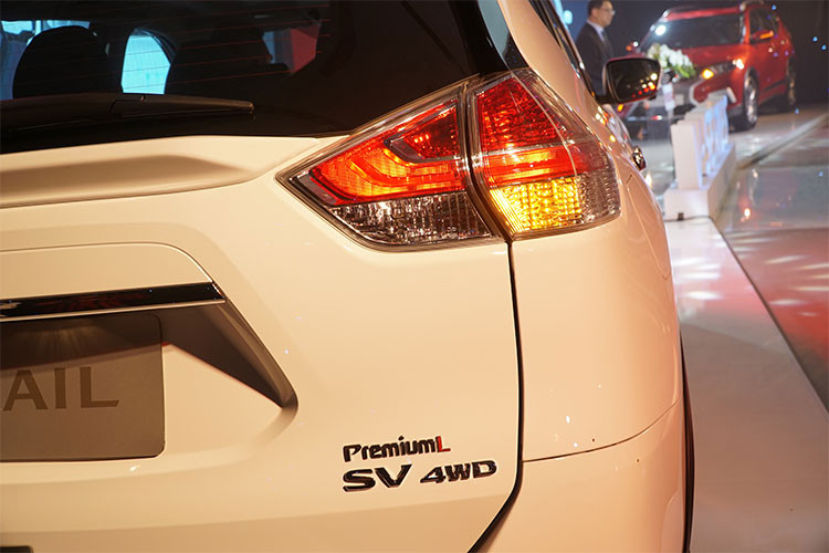 Ngoài ra, X-Trail V-series vẫn duy trì những thiết kế đặc trưng của các mẫu xe của Nissan mới hiện nay như; đèn chào mừng chiếu sáng logo "Nissan" xuống mặt đất khi mở cửa xe, cửa hậu mở điện với cảm ứng "đá chân" hay màn hình điều khiển trung tâm kích cỡ rất lớn... sẽ gia tăng tính tiện nghi, hấp dẫn cho X-Trail V-Series.n ấn tượng, hiện đại hơn.