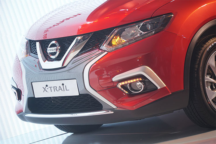 Bên cạnh đó, Nissan X-Trail V-series 2018 mới còn được trang bị thêm những tinh chỉnh ấn tượng như nẹp bước chân tích hợp đèn LED, đèn rọi logo Nissan, đèn sương mù với dải Led chạy ban ngày cũng như gương chiếu hậu tích hợp đèn báo rẽ với dải Led chạy Follow Me Home.