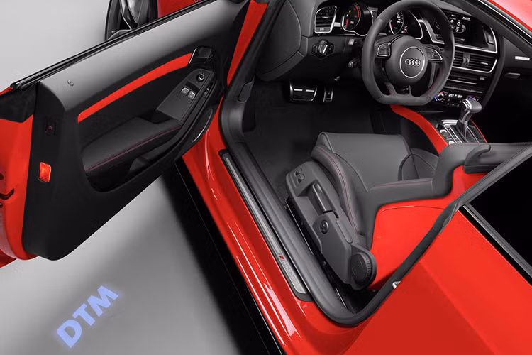 Ngoài các chi tiết được bọc da và Alcatara màu đen sang trọng, nội thất xe còn sở hữu một số chi tiết bằng sợi carbon cùng các chi tiết khác mang mầu đỏ ấn tượng trùng với màu của ngoại thất.