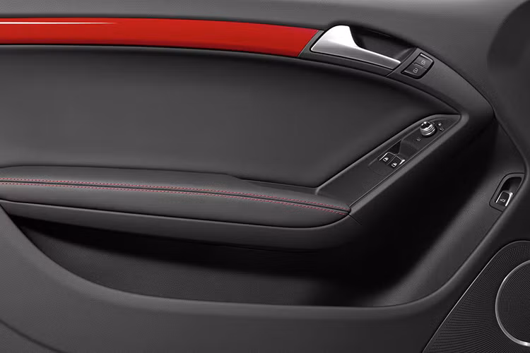  Bên trong, không gian nội thất của A5 coupe DTM lấy tông màu đen làm chủ đạo với các chi tiết được bọc da cao cấp cùng với tiện nghi hiện đại. Xe sở hữu hai hàng ghế kiểu dáng thể thao với bốn chỗ ngồi. 