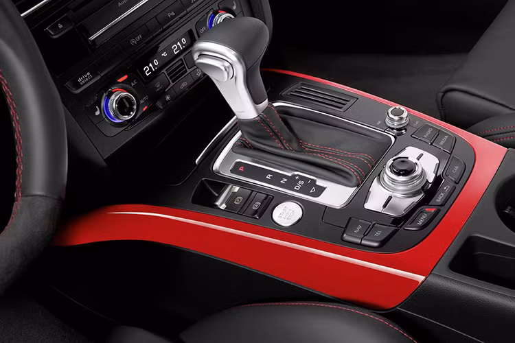 Về sức mạnh, mẫu xe hơi mới này sở hữu động cơ tăng áp 3.0L cho công suất 245 mã lực và mô men xoắn 580 Nm đi cùng với công nghệ dẫn động 4 bánh quattro của Audi và hộp số ly hợp kép 7 cấp.