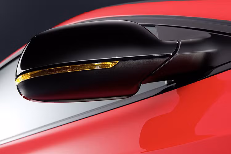 Audi A5 Coupe DTM mang trên mình những đặc điểm rất dễ nhận biết với các logo: DTM, quattro và Audi Sport.