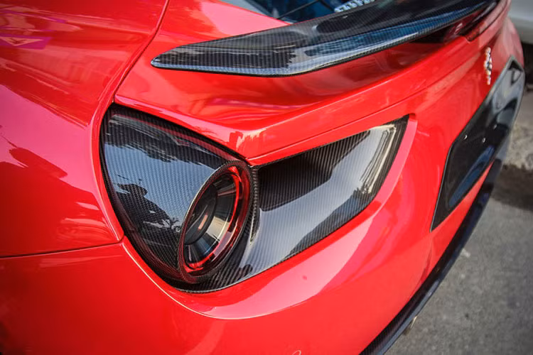 Cản trước được chia làm 3 khoang riêng biệt, cụm đèn pha trước được sử dụng hệ thống đèn LED cường độ cao nhằm tăng độ sáng. Ngoài ra, 2 hốc gió cỡ lớn bên hông kết hợp cùng những đường gân nổi mang đến ngoại hình dữ dằn cho kẻ kế nhiệm Ferrari 458 Italia.