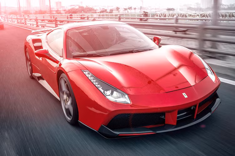 Kết hợp cùng hộp số ly hợp kép 7 tốc độ, "siêu ngựa" Ferrari 488 GTB chỉ mất khoảng thời gian 3 giây để tăng tốc từ 0-100 km/h trước khi đạt vận tốc tối đa 330 km/h. Tại Mỹ, Ferrari 488 GTB có giá 242.000 USD, sau khi về đến Việt Nam và chịu các khoản thuế và phí mức giá sẽ lên đến 15 tỷ đồng.