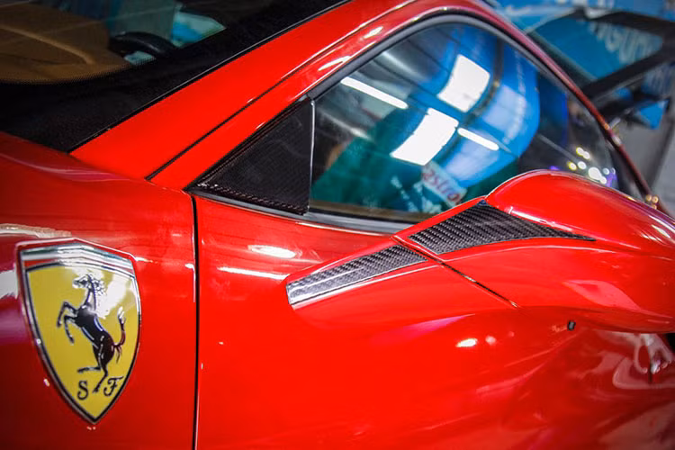 Đuôi xe nổi bật với bộ cản va sau thiết kể thể thao được tinh giản đường nét, gọn gàng hơn so với thế hệ đàn anh đi trước. Các đường nét bo tròn, mềm mại hơn. Hốc tản nhiệt được gắn tấm nhựa cứng thay vì lưới tản nhiệt như trên "người anh em" 458.