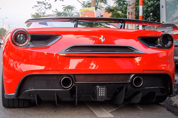 Về thiết kế tổng thể, siêu xe Ferrari 488 GTB có ngoại hình khoẻ khoắn và được hãng xe Ý gọt bỏ bớt những đường cong mềm mại như đàn anh 458 Italia. Thay vào đó là những nét cắt thẳng đứng đầy góc cạnh.