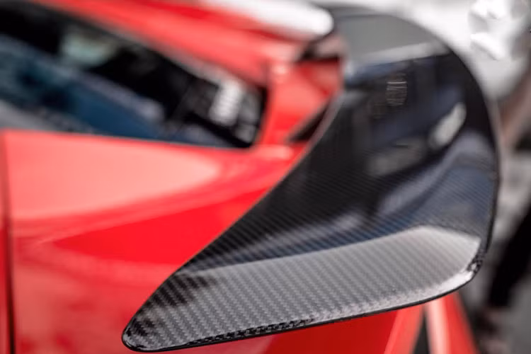 Ngoài ra với thiết kế liền mạch hơn, nên siêu xe này vẫn đảm bảo tính khí động học. Thiết kế này giúp lực ép xuống mặt đường trên 488 mạnh hơn 50% so với 458, trong khi lực cản không khí giảm xuống đáng kể.