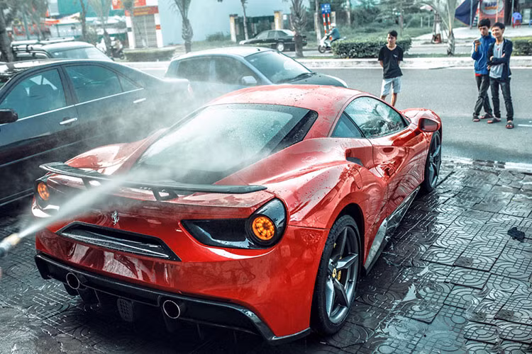 Điểm khác biệt rõ nét nhất là hai ống xả được tách biệt, họng pô cũng lớn hơn, trong khi trên 458, cụm ống xả ba họng được đặt ở giữa cản sau. Đèn phanh dạng LED 12 bóng nằm giữa, có thiết kế tương tự như những xe đua F1. cánh gió sau đặt bên dưới có thể điều chỉnh.