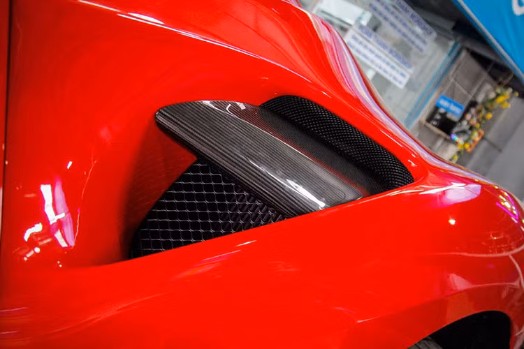 Ferrari 488 GTB cũng là chiếc Ferrari thứ 2 sử dụng động cơ tăng áp được đặt ở phía sau. Chiếc đầu tiên dùng loại động cơ này là California T. Ưu điểm của loại động cơ này là dung tích nhỏ, tiêu hao ít nhiên liệu và công suất mạnh hơn.