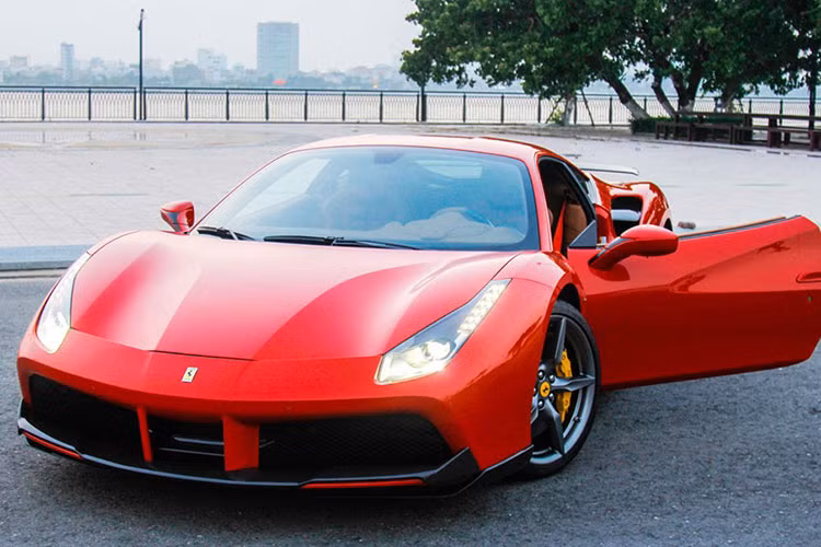 Đây là chiếc Ferrari 488 GTB độ thứ 3 xuất hiện tại Việt Nam, nhưng giá trị các món đồ chơi lại cao gấp 5 lần hai chiếc còn lại với tổng chi phí độ lên tới 1 tỷ đồng. Có thể nói, đây là siêu xe Ferrari 488 GTB đầu tiên Đông Nam Á độ full bộ bodykit carbon của Novitec Rosso.