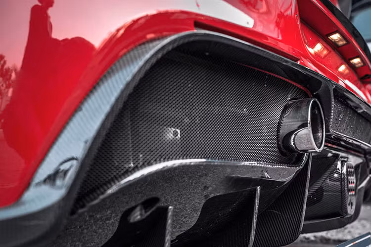 Tuy nhiên điểm yếu cố hữu trên những loại động cơ này là tiếng máy yếu, do luồng hơi thoát ra phải qua bộ tăng áp. Ferrari đã gắn van trên ống xả giúp giữ lại tiếng pô đặc trưng. Động cơ 488 GTB có dung tích 3,9 lít, công suất 661 mã lực và 760 Nm mô-men xoắn.