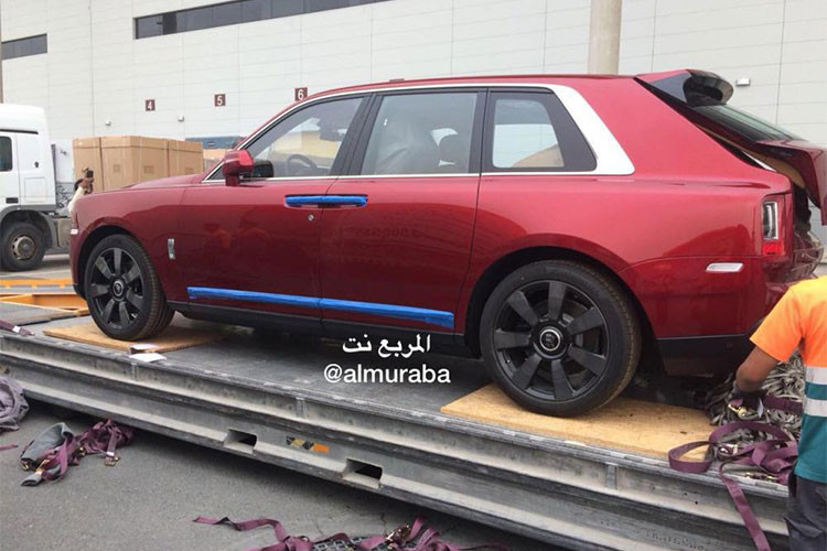 Theo một số nguồn tin, chiếc Rolls-Royce Cullinan 2019 này trên thực tế được giao cho vị Tiểu vương trước thời điểm xe chính thức ra mắt. Tuy nhiên, vị Tiểu vương này đã cam kết với hãng siêu xe sang Rolls-Royce là không công bố hình ảnh chiếc xe trước khi Cullinan 2019 được vén màn. 