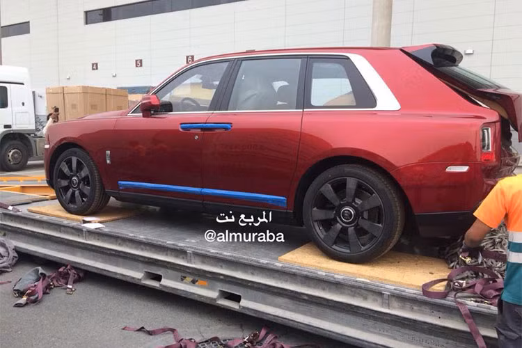 Theo một số nguồn tin, chiếc Rolls-Royce Cullinan 2019 này trên thực tế được giao cho vị Tiểu vương trước thời điểm xe chính thức ra mắt. Tuy nhiên, vị Tiểu vương này đã cam kết với hãng siêu xe sang Rolls-Royce là không công bố hình ảnh chiếc xe trước khi Cullinan 2019 được vén màn. 