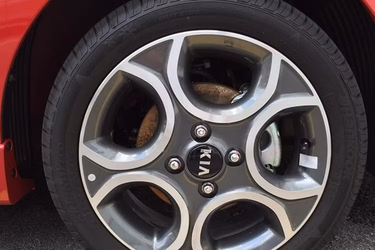 Picanto 2016 vẫn được trang bị la-zăng hợp kim thiết kế cách điệu dạng ô van 5 chấu với kích thước 15 inch đi kèm lốp xe có kích thước 175/50R15.