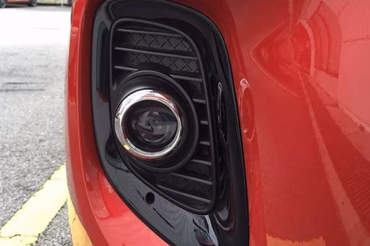 Xe cũng được trang bị đèn pha halogen và đèn sương mù dạng chiếu, đèn Led ban ngày. Phía sau được trang bị đèn đuôi Led, đèn sương mù và đèn lùi được tái thiết kế, cản sau cũng có kích thước lớn hơn.