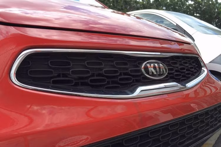 Cụ thể, phần cản trước trên phiên bản mới trông bo tròn hơn, lưới tản nhiệt được hạ thấp xuống với kích thước lớn hơn và hình dáng “mũi hổ” cũng đã được định hình lại lớn và hầm hố, phong cách hiện đại và cá tính hơn.