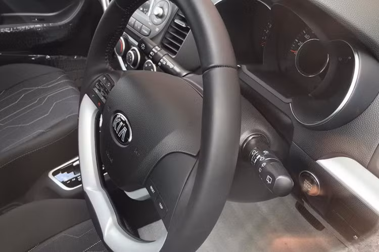 Cụm điều khiển trung tâm có ít nút điều khiển hơn, trong khi các cửa gió điều hoà có thêm viền bạc tiêu chuẩn, cần gạt cũng được thiết kế mới cho hộp số tự động 4 cấp trên mẫu xe cỡ nhỏ giá rẻ này.