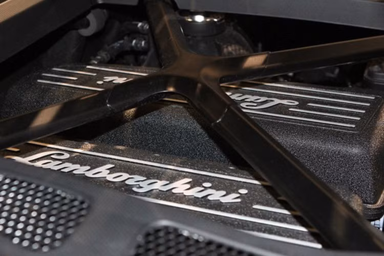 Huracan Lp610-4 vẫn duy trì động cơ V10, dung tích 5,2 lít từ Gallardo nhưng công suất cải tiến 602 mã lực tại 8.250 vòng/phút, mô-men xoắn cực đại 560 Nm tại 6.500 vòng/phút.