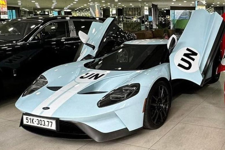 Về 12 chiếc siêu xe còn lại, chúng sẽ đến từ một thương hiệu xe, đó là Ferrari, đây cũng là lần đầu tiên, tập đoàn Trung Nguyên cho trưng bày dàn xe Ferrari đông đảo đến vậy, đây là món quà mà ông Đặng Lê Nguyên Vũ gửi đến những người yêu xe "ngựa chồm" tại Việt Nam.