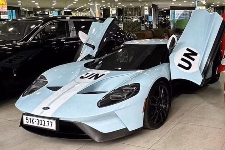 Về 12 chiếc siêu xe còn lại, chúng sẽ đến từ một thương hiệu xe, đó là Ferrari, đây cũng là lần đầu tiên, tập đoàn Trung Nguyên cho trưng bày dàn xe Ferrari đông đảo đến vậy, đây là món quà mà ông Đặng Lê Nguyên Vũ gửi đến những người yêu xe "ngựa chồm" tại Việt Nam.