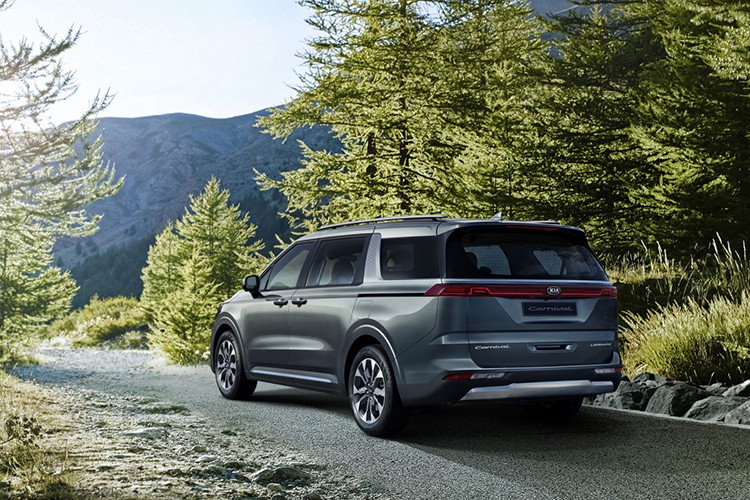 Hiện hình ảnh nội thất và thông số kỹ thuật của Kia Sedona thế hệ mới vẫn chưa được công bố. Theo tin đồn, xe sẽ dùng động cơ xăng 4 xi-lanh, tăng áp, dung tích 2,5 lít với công suất tối đa 277 mã lực và mô-men xoắn cực đại 421 Nm. Ngoài ra, Kia Sedona 2021 có thể còn có phiên bản hybrid với máy xăng 4 xi-lanh, tăng áp, dung tích 1,6 lít, mô-tơ điện và cụm pin lithium-ion 1,5 kWh, sản sinh công suất 227 mã lực cùng mô-men xoắn cực đại 350 Nm.