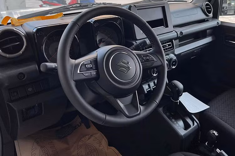 Bên cạnh đó là những trang bị an toàn khá cơ bản như hệ thống chống bó cứng phanh ABS, phân bổ lực phanh điện tử EBD, trợ lực phanh BA, cân bằng điện tử EBD, kiểm soát lực kéo TCS, hỗ trợ khởi hành ngang dốc, hỗ trợ xuống dốc và 2 túi khí trước. Nhìn chung, Suzuki Jimny không sở hữu những trang bị tiện nghi, an toàn hay động cơ nổi bật.