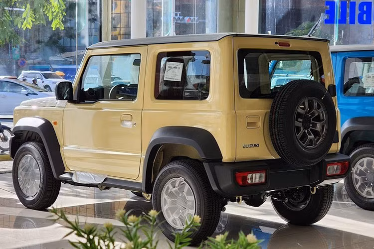 Suzuki Jimny sắp bán tại Việt Nam sở hữu kích thước dài x rộng x cao lần lượt là 3.645 x 1.645 x 1.720 mm và chiều dài cơ sở 2.250 mm. Bên trong xe là không gian nội thất có 4 chỗ ngồi. Hiện chưa có thông tin về trang bị của Suzuki Jimny ở Việt Nam. Dự đoán, xe tại Việt Nam sẽ có trang bị tương tự Suzuki Jimny ở những thị trường Đông Nam Á khác.
