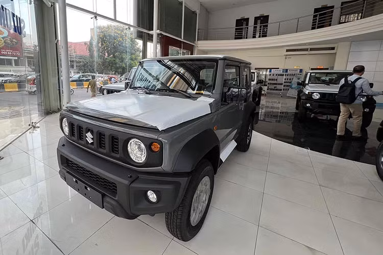 Cách đây không lâu, Suzuki Jimny được Cục Đăng kiểm Việt Nam cấp giấy chứng nhận chất lượng an toàn kỹ thuật và bảo vệ môi trường xe cơ giới nhập khẩu. Qua giấy chứng nhận này, có thể thấy xe ở Việt Nam thuộc phiên bản 3 cửa thay vì 5 cửa như nhiều người mong chờ. Điều này không có gì bất ngờ vì Suzuki Jimny 5 cửa hiện mới chỉ được sản xuất và bán ở thị trường Ấn Độ. 